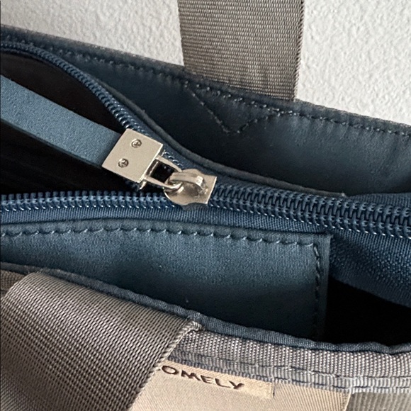 Comely Woven Seatbelt Tote Bag - Beige, Black, and Brown - Picture 4 of 7